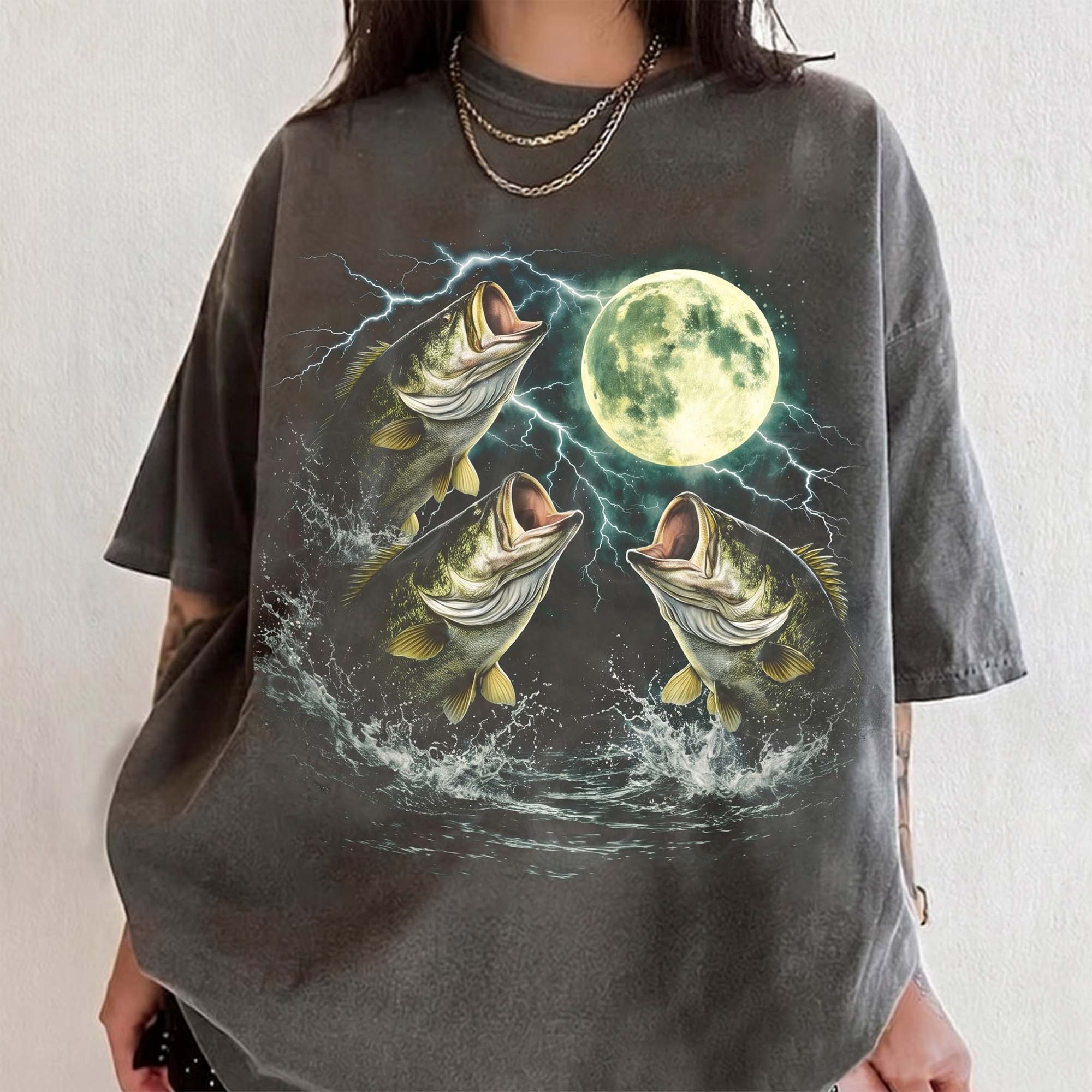 Three Bass Fish Moon 90s Vintage Graphic Parody T Shirt Retro Largemouth Bass Fishing Tee Fisher Gifts Oversized Aesthetic Comfort Colors T-Shirt Outdoor Top Perfect Fisher Gifts Vintage Oversized Aesthetic Lightning Fish T-Shirt