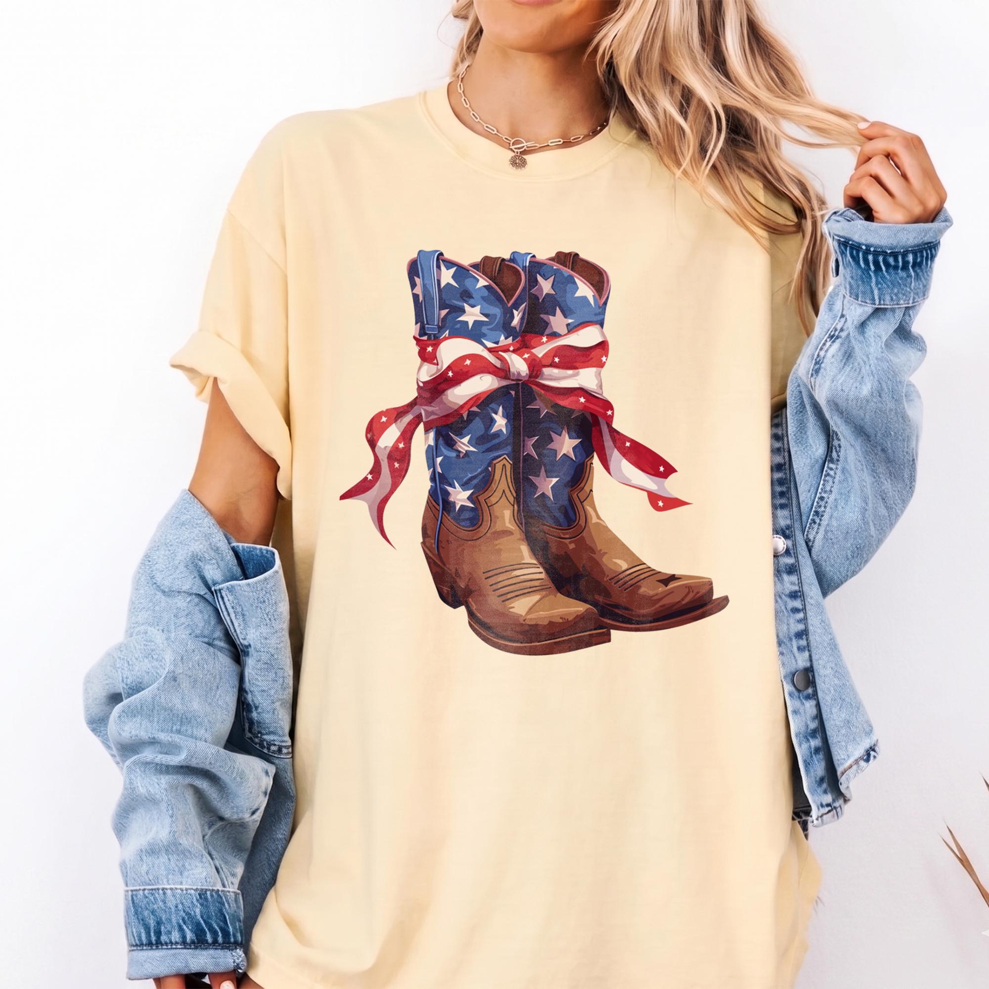 Vintage Cowboy Boot Bow Graphic T-Shirt Patriotic 4th Of July Western Cowgirl Oversized Tee American Flag Star Ribbon Boots Graphic Shirt Cute Country Music Concert Top Women American Flag Patriotic Cowboy Boots Graphic Tee