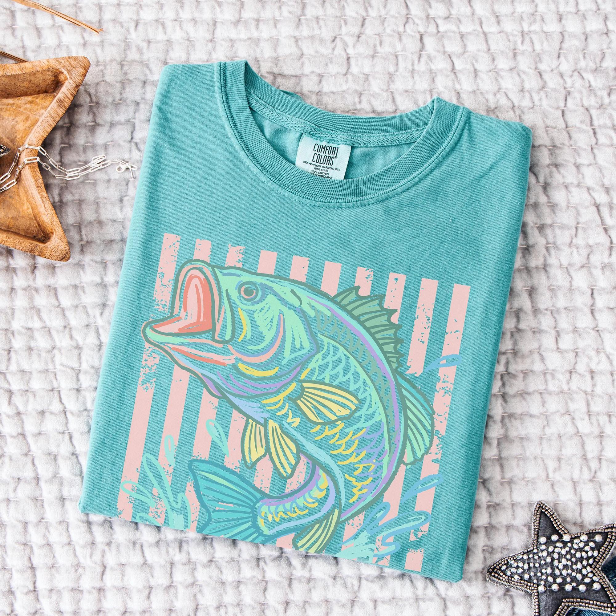 Retro Bass Fish Shirt Comfort Colors Pastel Fishing Tee Preppy Coastal Lake Day T-Shirt Colorful Summer Tee-Shirt Beach Lover Gift For Her Aesthetic Oversized Fishing Graphic T-Shirt Boho Soft Cotton Coastal Grandmother Top Trendy Bass Outfit