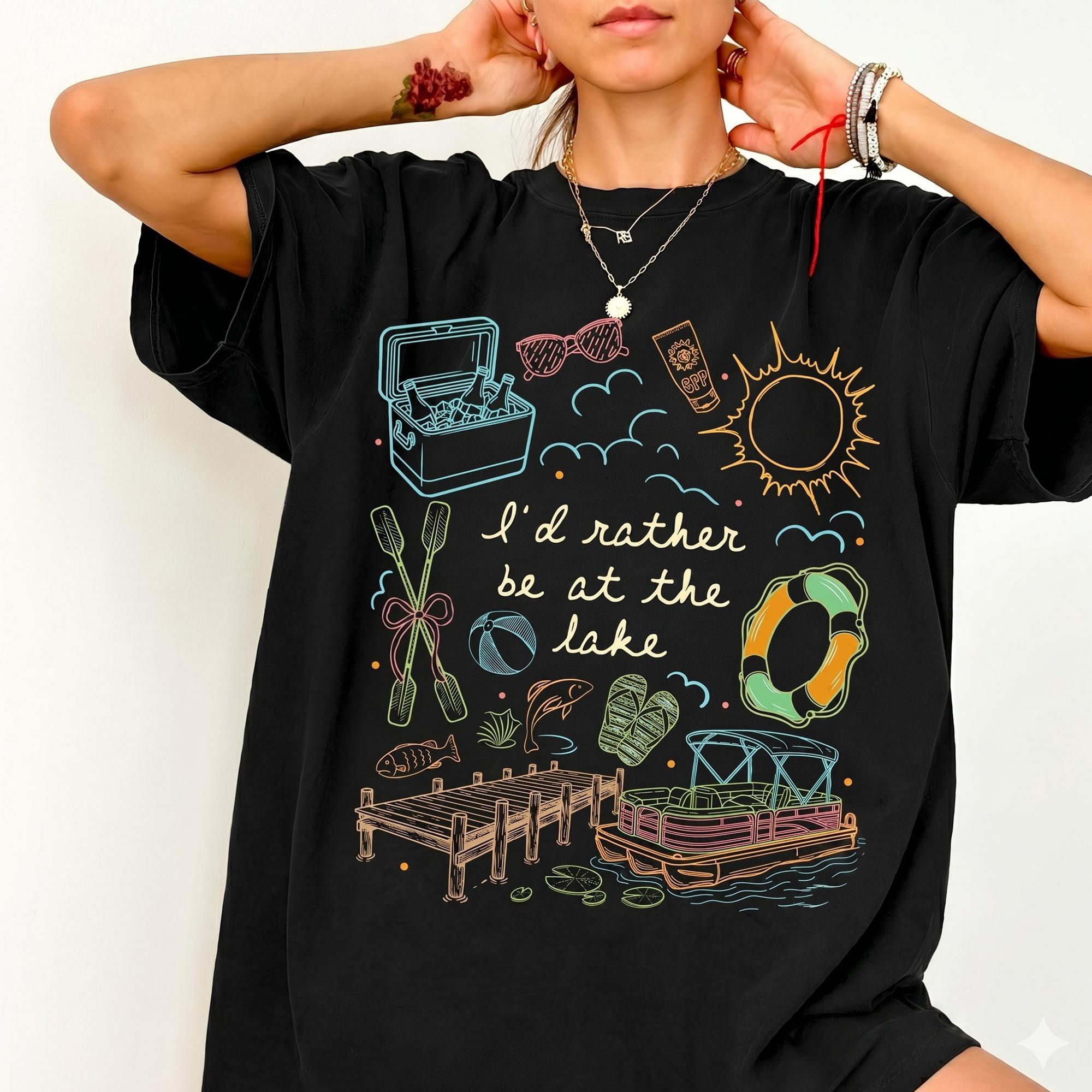 I’D Rather Be At The Lake Shirt Retro Lake Life Tee Summer Vacation Graphic T-Shirt Outdoorsy Gift For Her Comfort Colors Lake Day Top Cute Boating & Fishing Outfit Trendy Doodle Art Beach Tee Coastal Adventure Shirt Pontoon Life Apparel