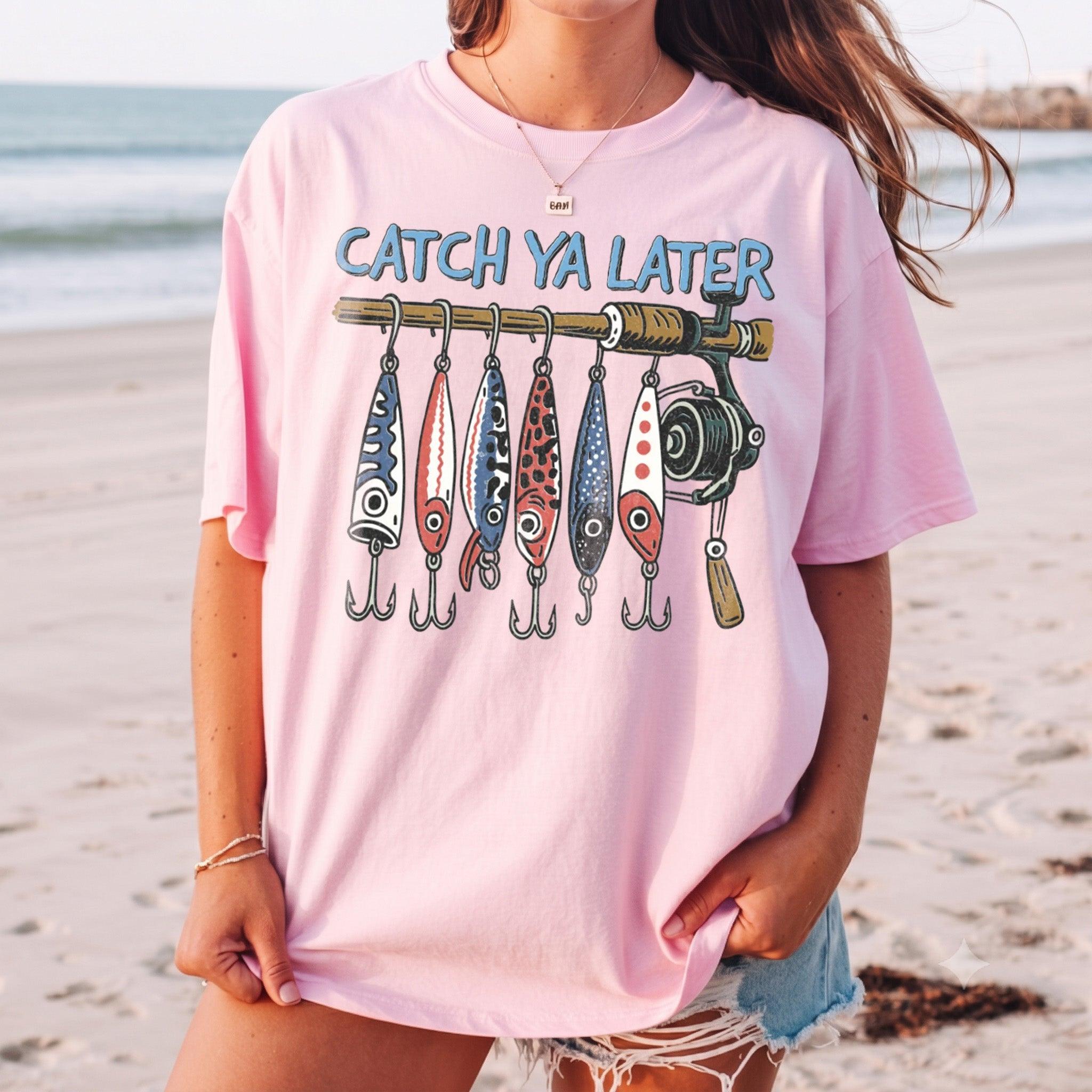 Catch Ya Later Fishing T-Shirt Funny Fishing Lures Graphic Tee Retro Fisherman Gifted Trendy Summer Beach Shirt Oversized Aesthetic Cute Outdoor Fish T-Shirt For Women Lake Day Outfit
