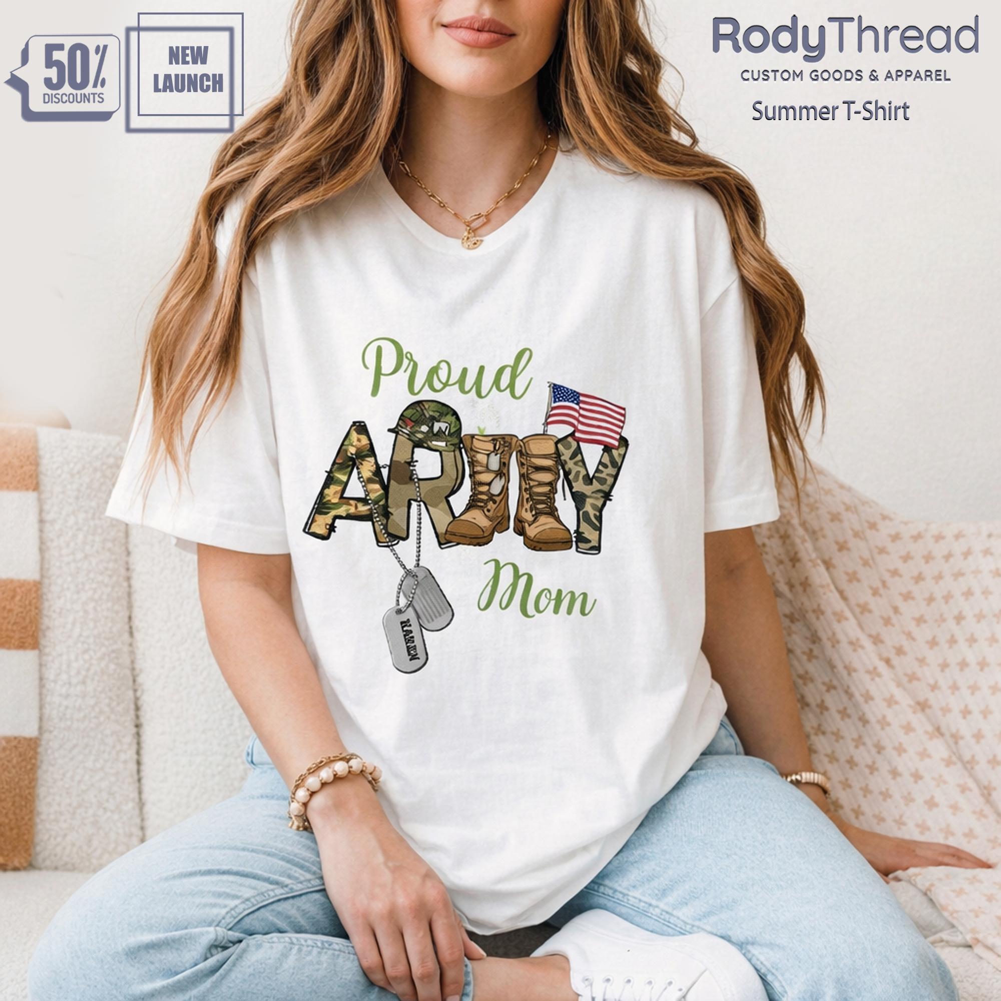 Proud Army Mom Graphic Print Short Sleeve Summer T-Shirt For Women And Mothers Patriotic Casual Military Support Camo Aesthetic White Cotton Blend Graphic Tee With Us Flag Combat Boots Dog Tags Military Pride Apparel Top