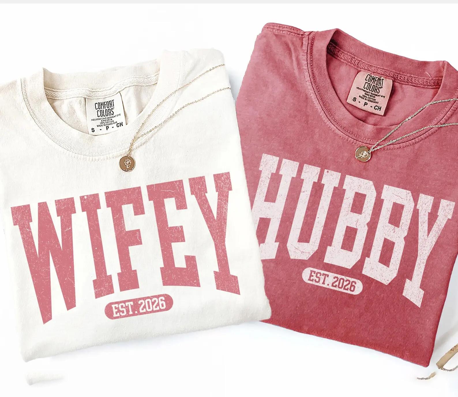 Matching Wifey And Hubby Est 2026 Couples Graphic T-Shirts For Engaged Bride And Groom Preppy Retro Vintage Collegiate Aesthetic Sage Green And Cream Heavyweight Cotton Tees Newlywed Engagement Bridal Shower Gift Honeymoon Outfit