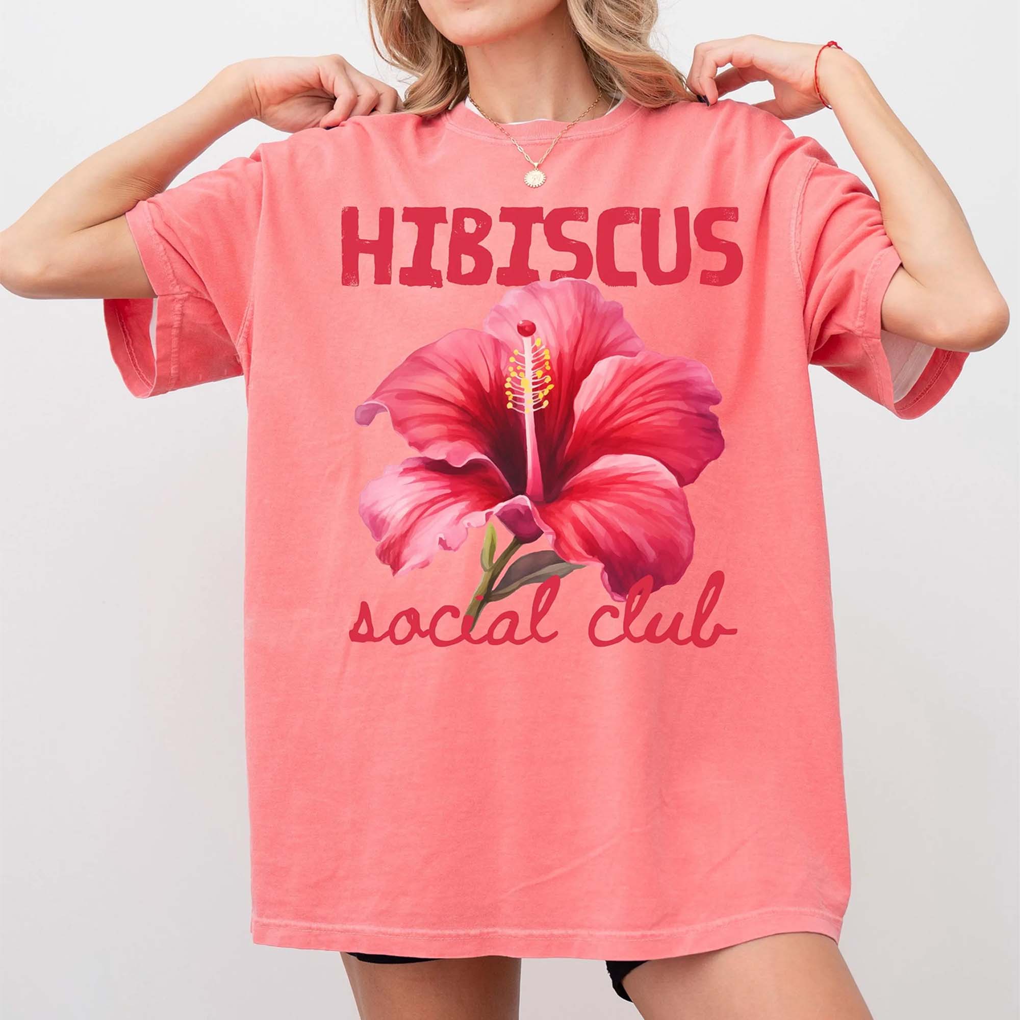 Trendy Hibiscus Social Club Graphic Oversized T-Shirt Women Preppy Coconut Girl Aesthetic Coral Pink Cotton Top Tropical Aloha Hawaii Beach Lover Tee Summer Vacation Casual Loose Fit Flower Shirt Japan Okinawa Retro Holiday