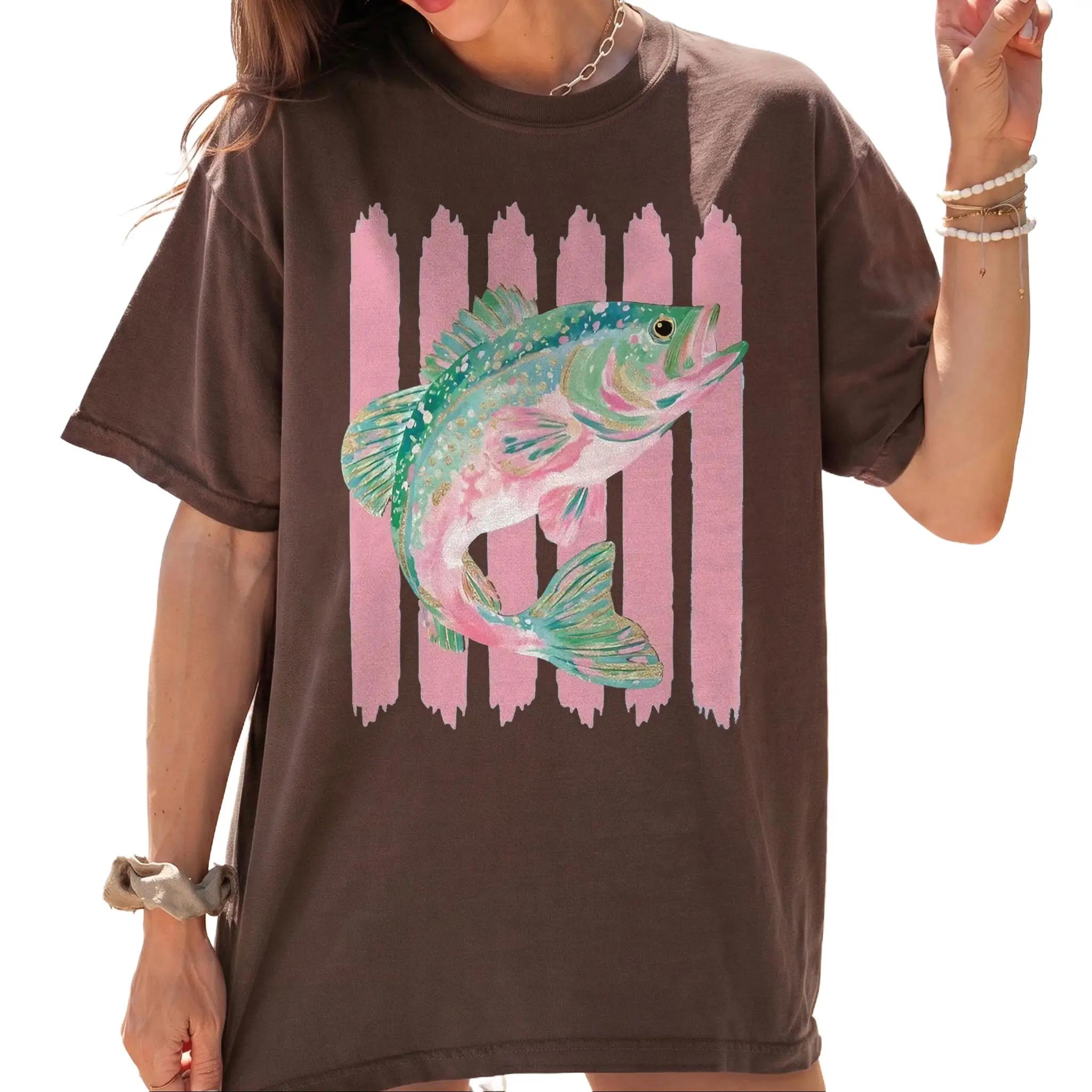Colorful Preppy Bass Fish Graphic T-Shirt For Women Outdoorsy Glam Oversized Summer Lake Life Cotton Tee Coastal Preppy Girls Fish Too Fishing Vacation Top Faux Glitter Retro Boat Day Bass Fishing Apparel