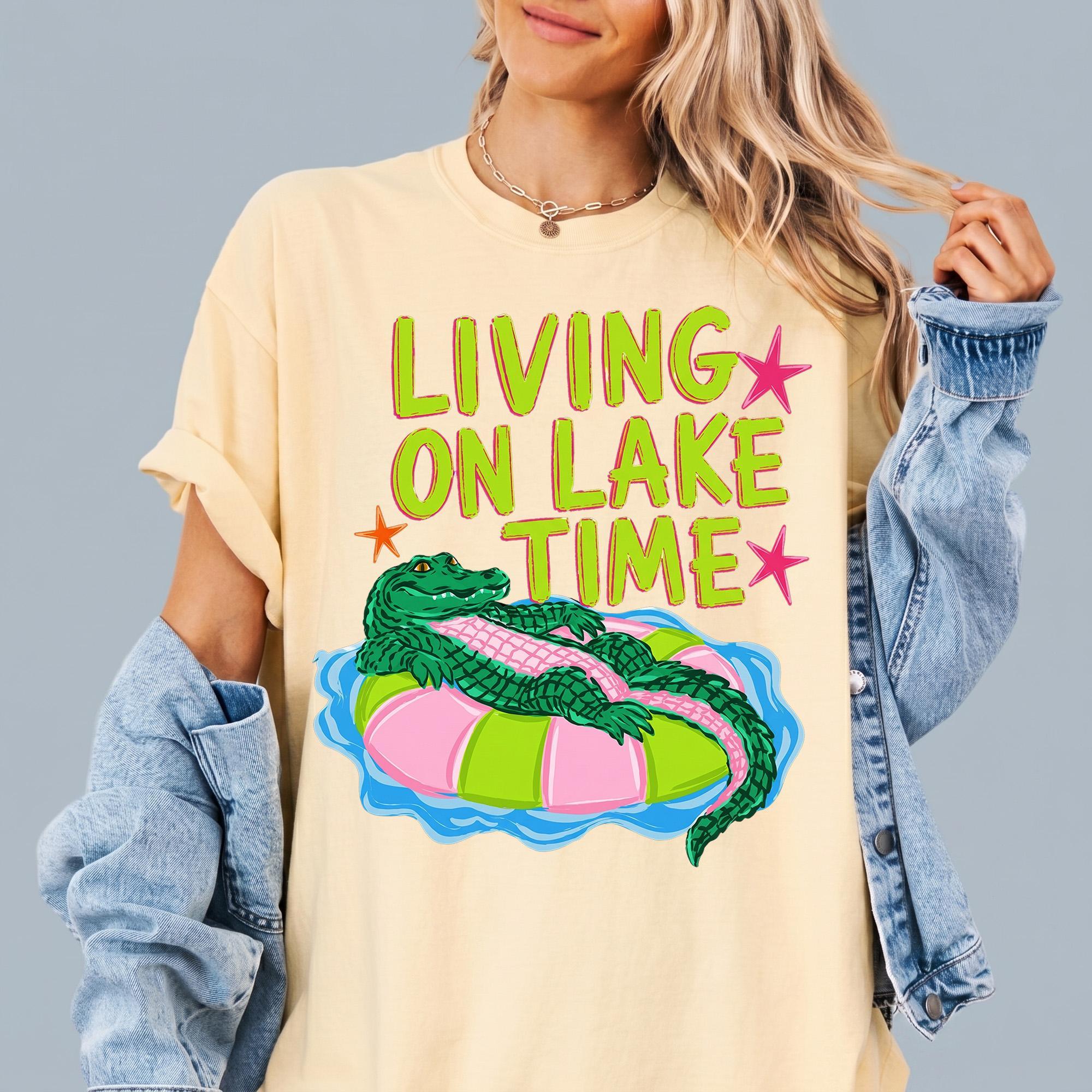 Living On Lake Time Graphic Tee T-Shirt For Women Preppy Retro Summer Y2k Vacation Aesthetic Cream Cotton Neon Pink Green Alligator Print Funny Crocodile Float Lake House Trip Boat Day Trendy Casual Outfit Top