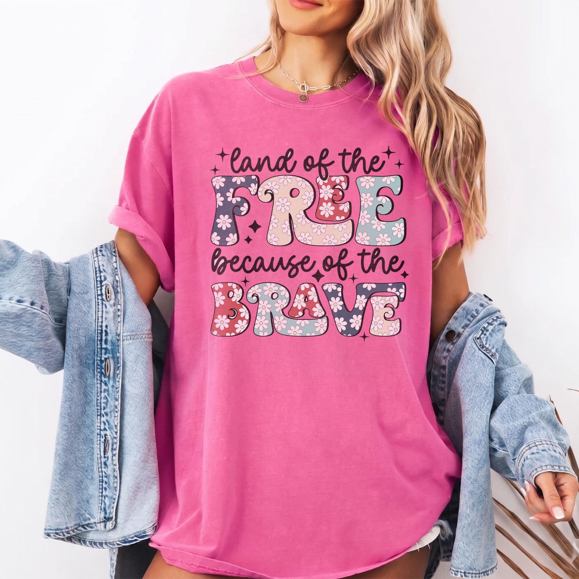 Land Of The Free Because Of The Brave Patriotic Graphic T-Shirt For Women Retro Groovy Floral Western Aesthetic White Cotton Oversized Tee 4th Of July Memorial Day Usa Pride Summer Festival Top Outfit Idea