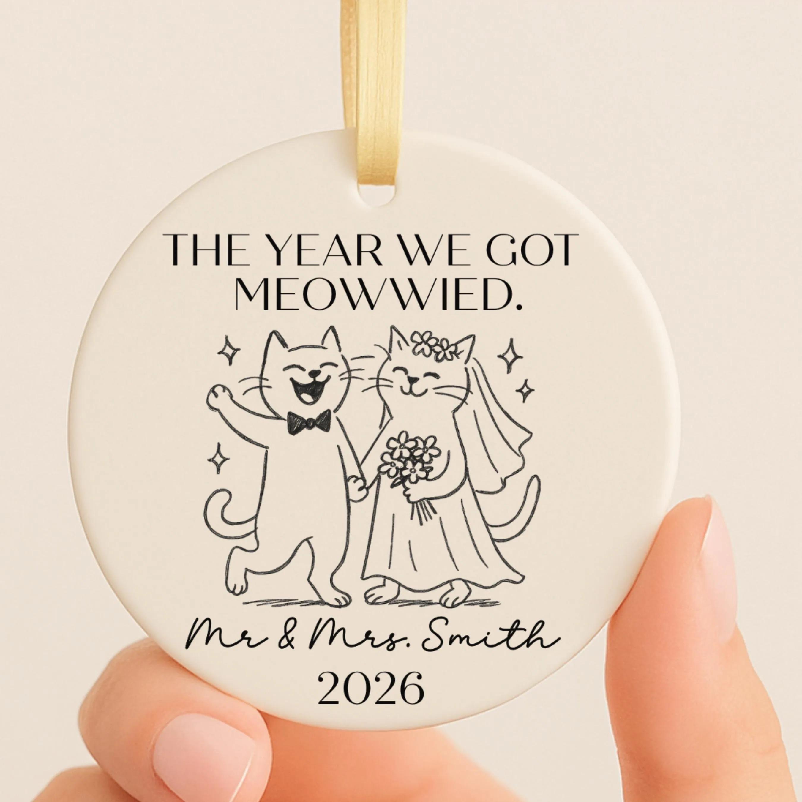 Personalized Ceramic Circle Cat Wedding Ornament - Glossy Metallic Round First Christmas Keepsake, Cute Minimalist Line Art With Gold Ribbon, Custom Mr & Mrs Name/Year Tree Decoration For Cat-Loving Newlyweds