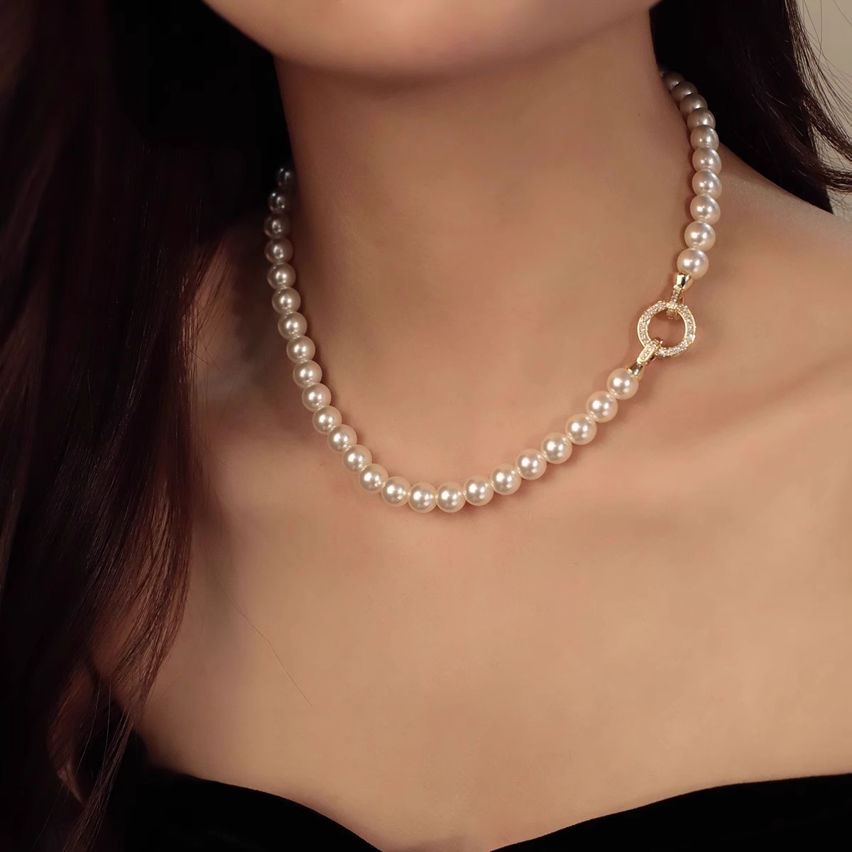 Pearl Necklace With Interlocking Clasp
